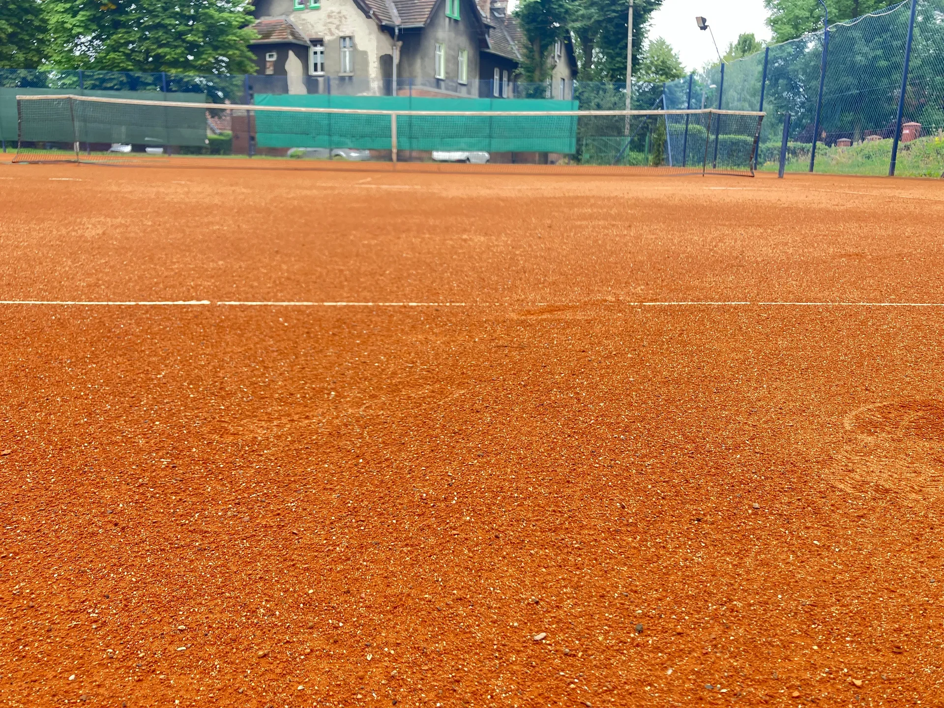 Kort tenisowy z nawierzchnią mineralną w UKS 3 Tennis Club Zabrze