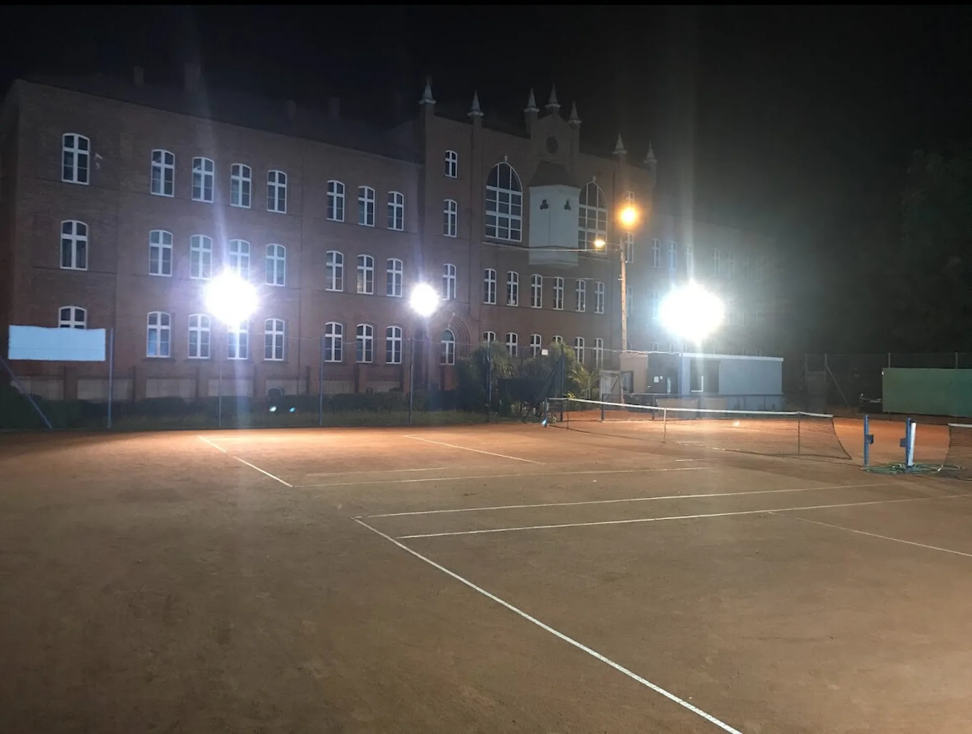 Korty tenisowe UKS 3 Tennis Club Zabrze nocą — oświetlone reflektorami